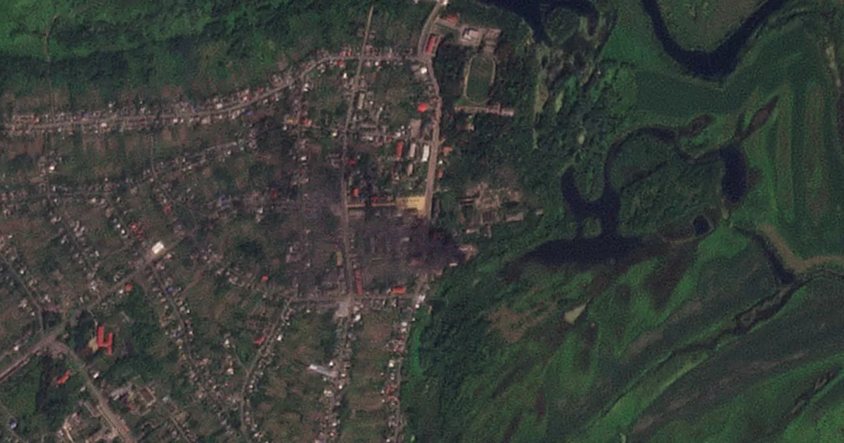 Дым, поднимающийся от зданий, которые предположительно были разрушены украинскими войсками в ходе их атаки в Глушково, Курская область, Россия 21 августа 2024 / Фото Planet Labs