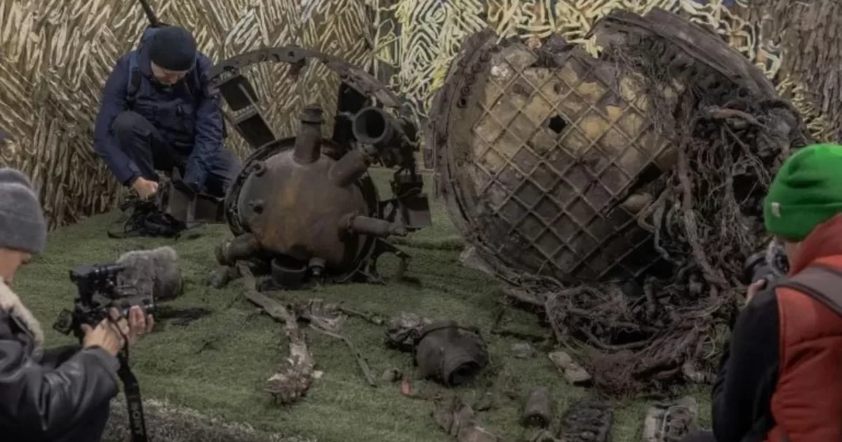 Репортери фотографують частини «експериментальної» російської ракети в українському дослідницькому центрі / Фото AFP