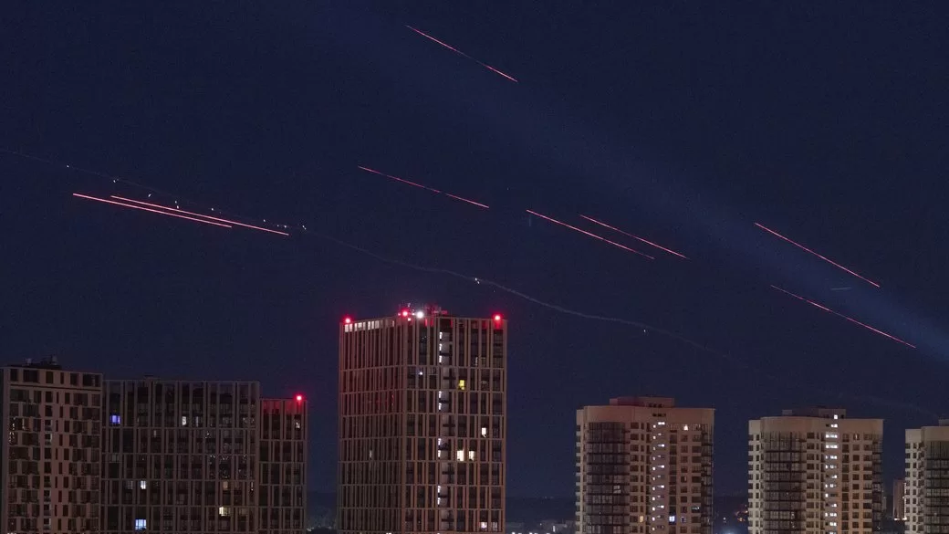 The sky in Kyiv during the operation of anti-aircraft artillery, May 30, 2023 / Photo: AP