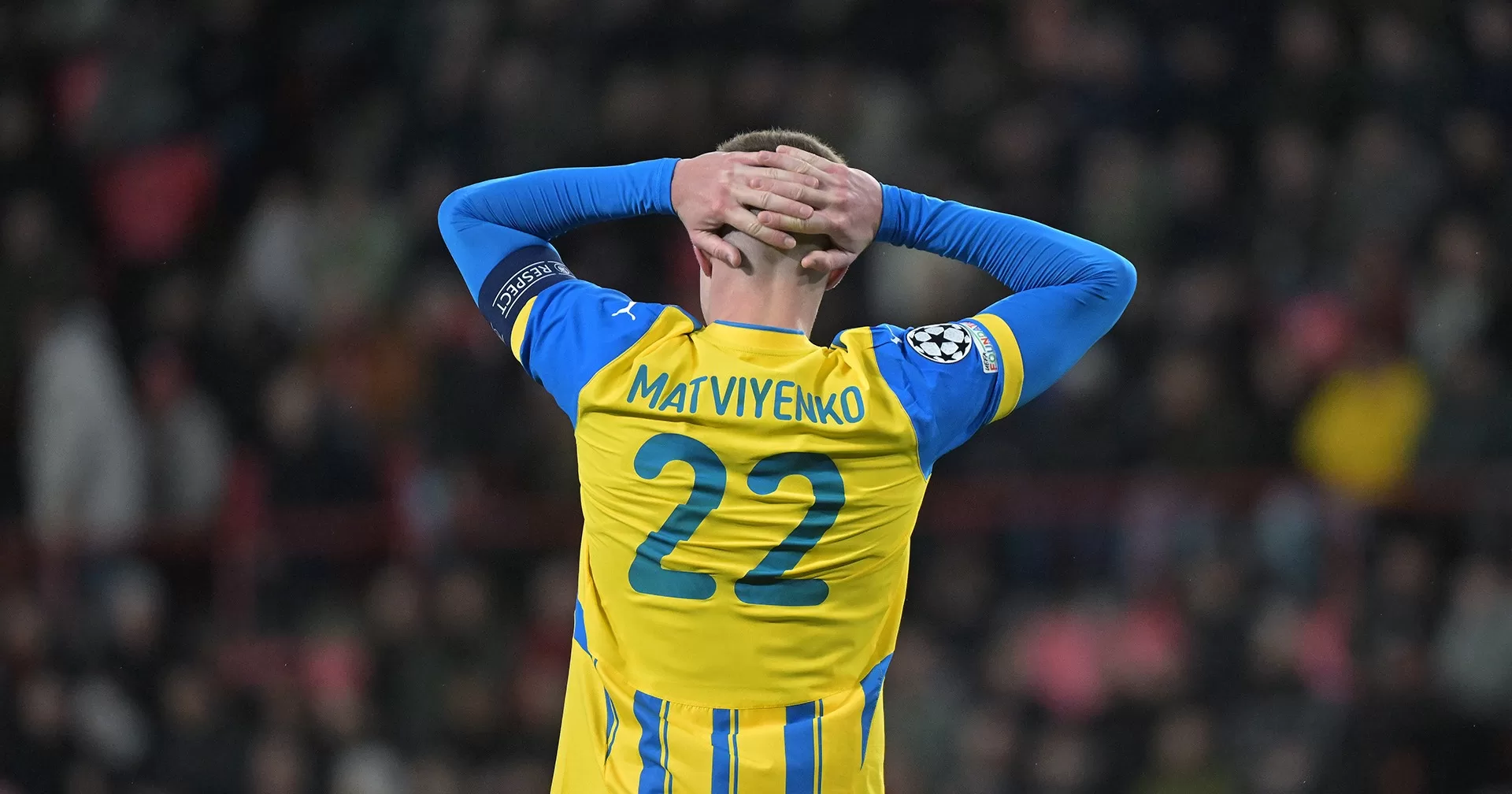 Фрагмент матча «ПСВ» - «Шахтер». Николай Матвиенко схватился за голову после финального свистка / Фото ФК «Шахтер»