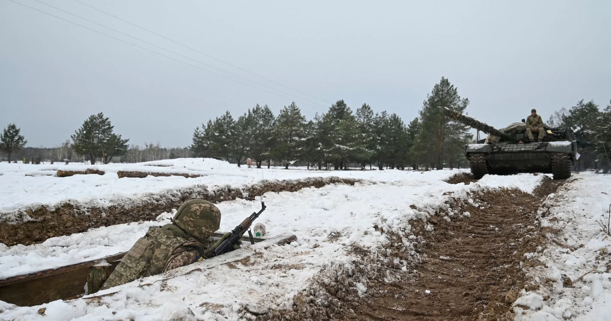 Українські військовослужбовці під час військових навчань / Reuters