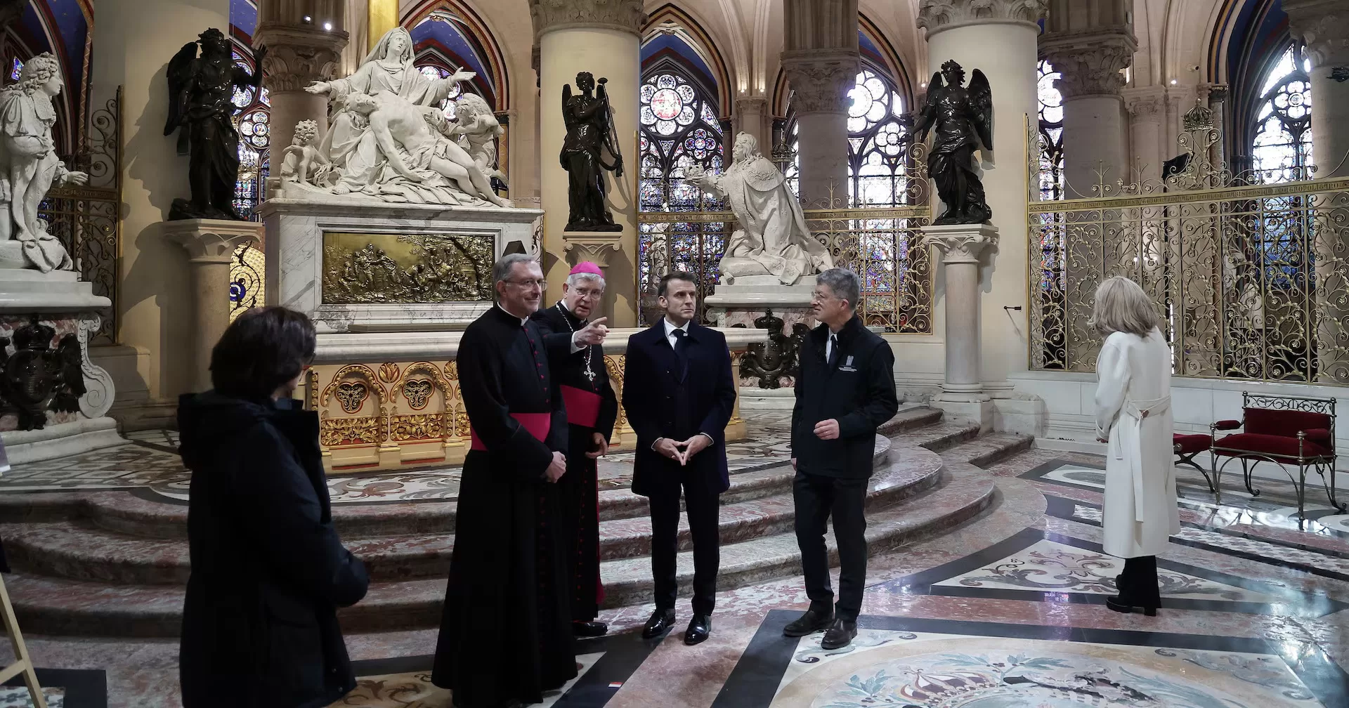 Президент Франции Эммануэль Макрон во время визита в собор Парижской Богоматери в Париже, Франция, 29 ноября 2024 года / Фото Reuters