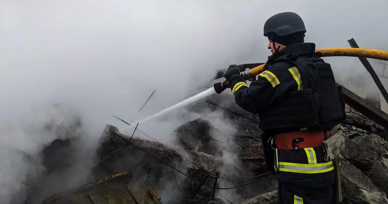 28 ноября враг нанес удары по Шосткинской общине на Сумщине. В результате атаки значительным разрушениям подверглось помещение одного из объектов гражданской инфраструктуры / Фото ГСЧС