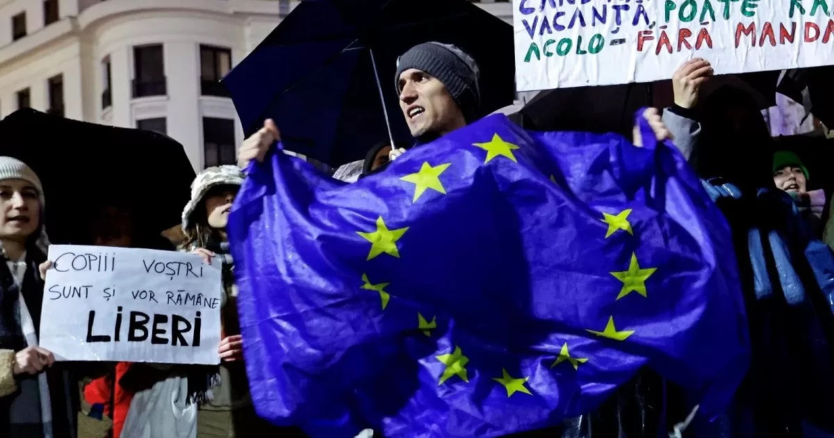 Румынский протестующий с европейским флагом во время протеста на University Plaza против ультраправого независимого кандидата в президенты Келина Джорджеску в центре Бухареста, Румыния, 29 ноября 2024 года / Фото PAP/EPA