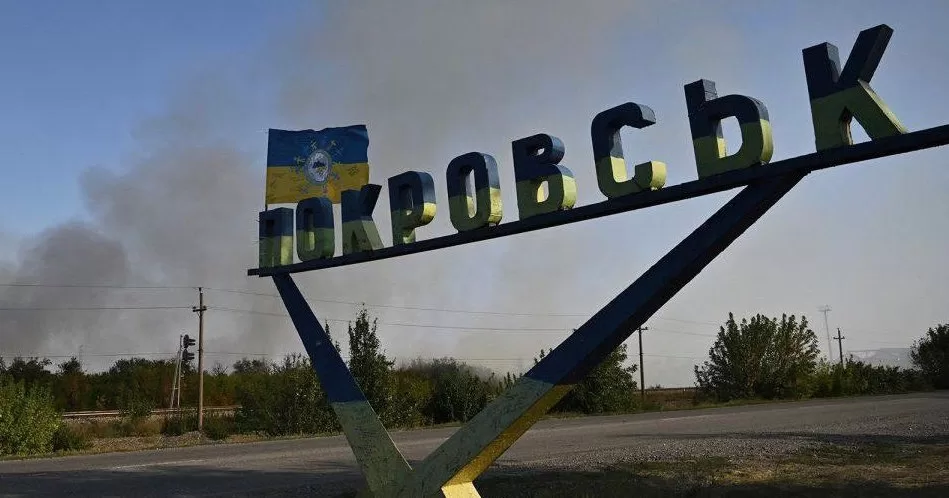 Stele at the entrance to Pokrovsk / Photo by Yana Skhidna (from Avdos) @skhidna_jana