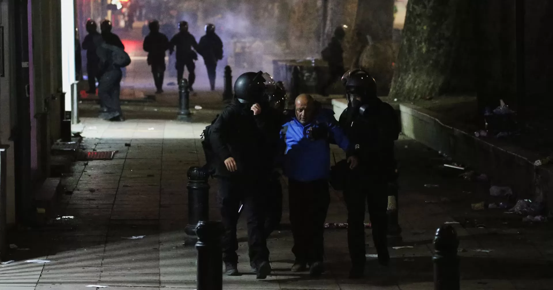 Сотрудники полиции задерживают демонстранта во время акции протеста против решения нового правительства приостановить, Тбилиси, Грузия, 1 декабря 2024 года / Фото Reuters