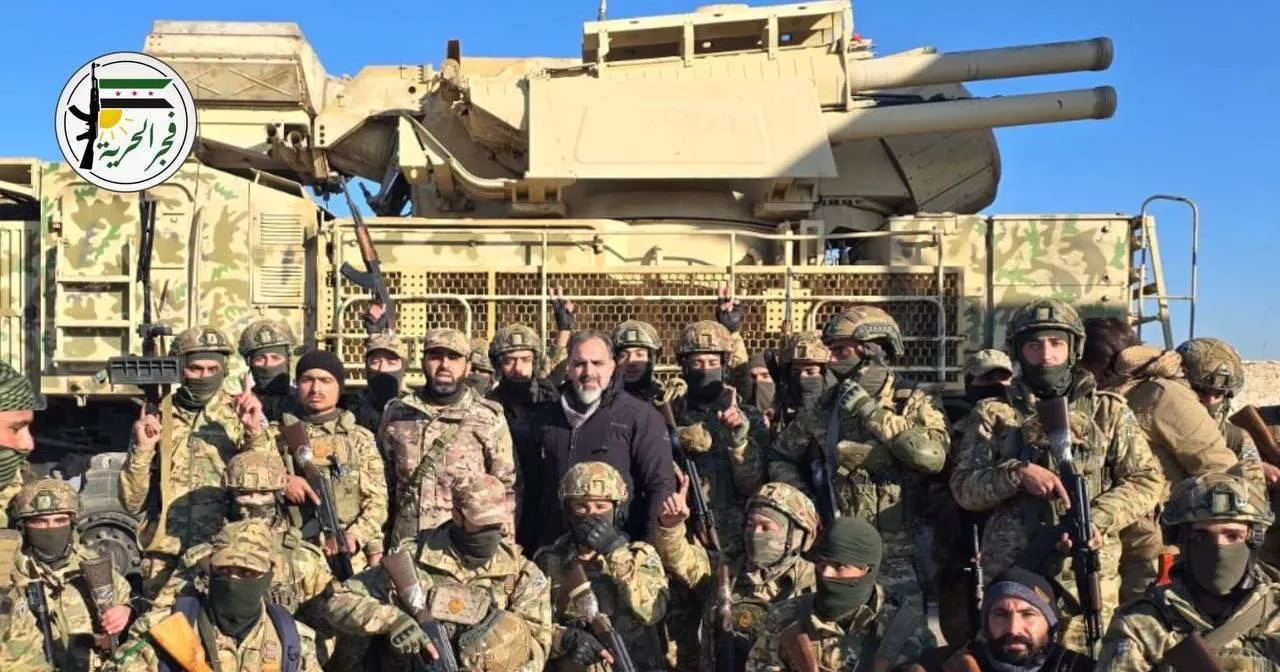 Колективне фото повстанців на фоні ЗРПК «Панцир» / Фото з відкритих джерел