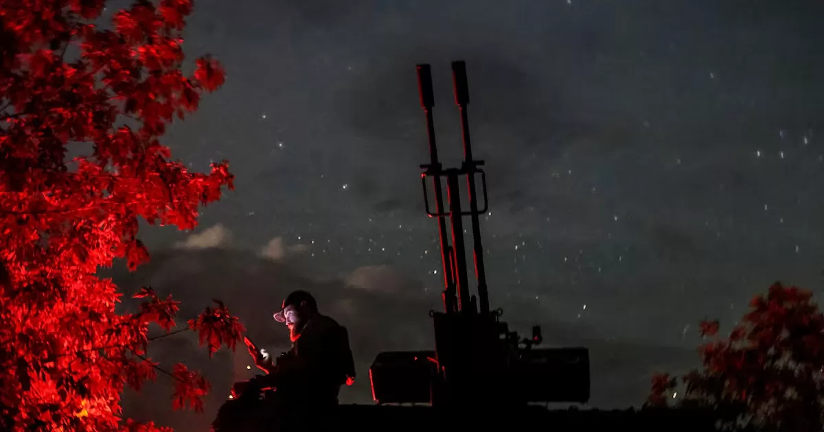 Украинский военнослужащий из мобильного подразделения противовоздушной обороны возле зенитной пушки ЗУ-23-2 в Херсонской области, Украина, 11 июня 2024 года / Фото Reuters