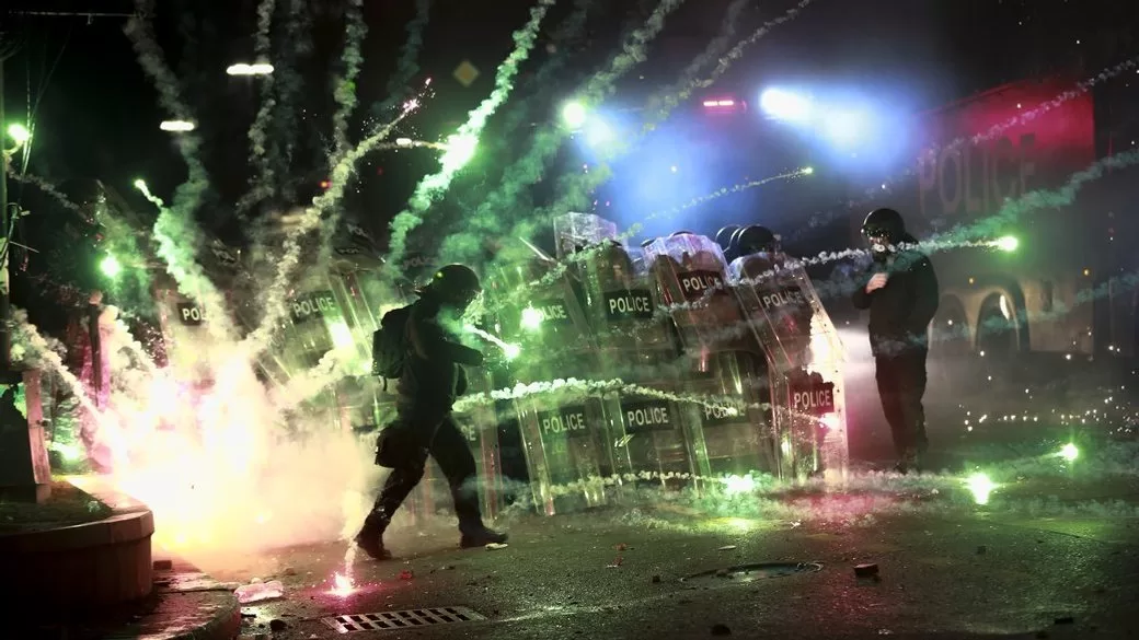 Полиция разгоняет митинг в Тбилиси / Фото: AP