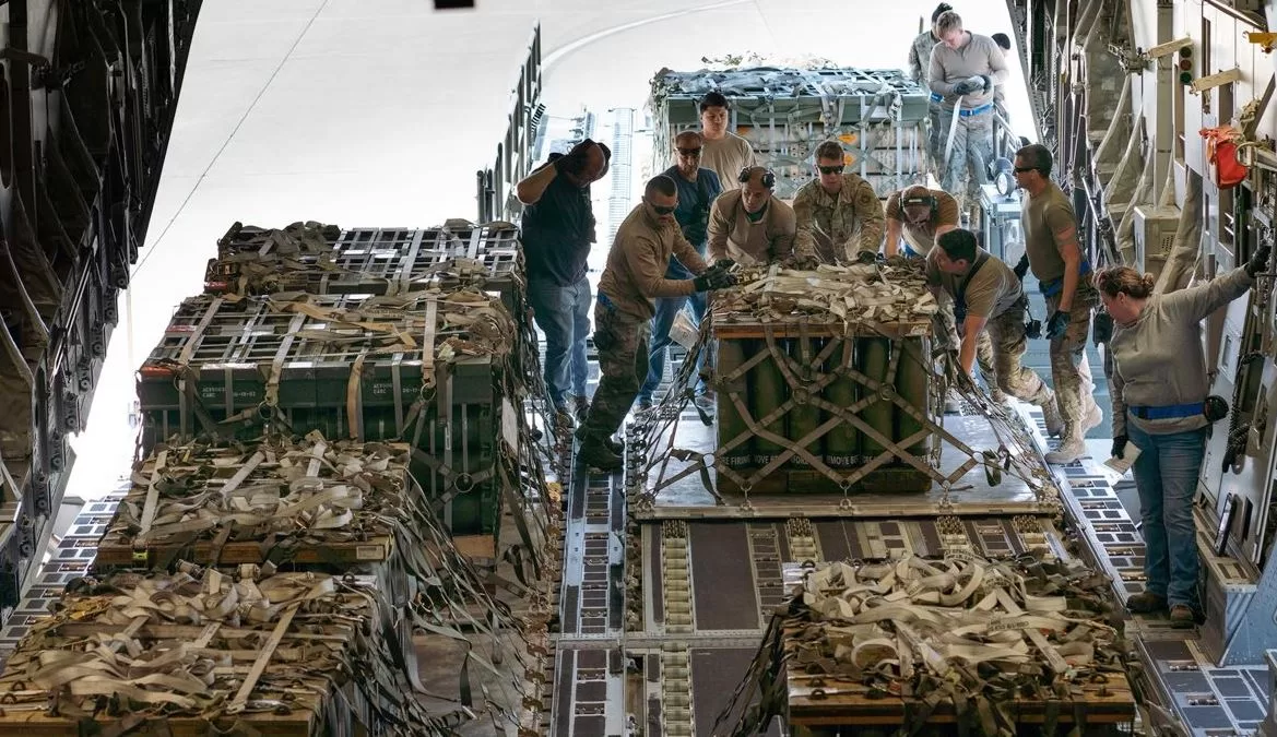 Военные США готовят боеприпасы 155-мм для Украины / Фото: Минобороны США