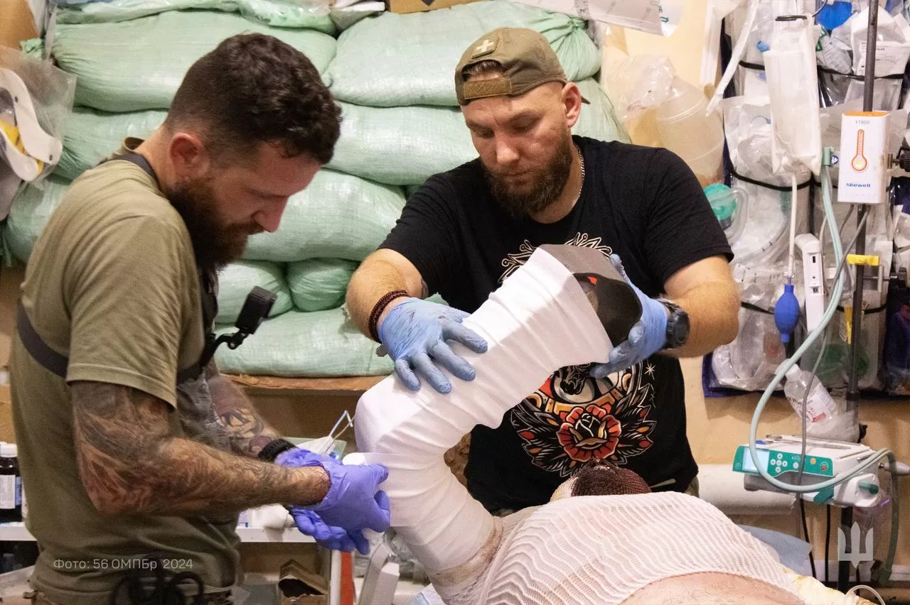 Medics provide aid to a wounded soldier / Photo: 56th Brigade