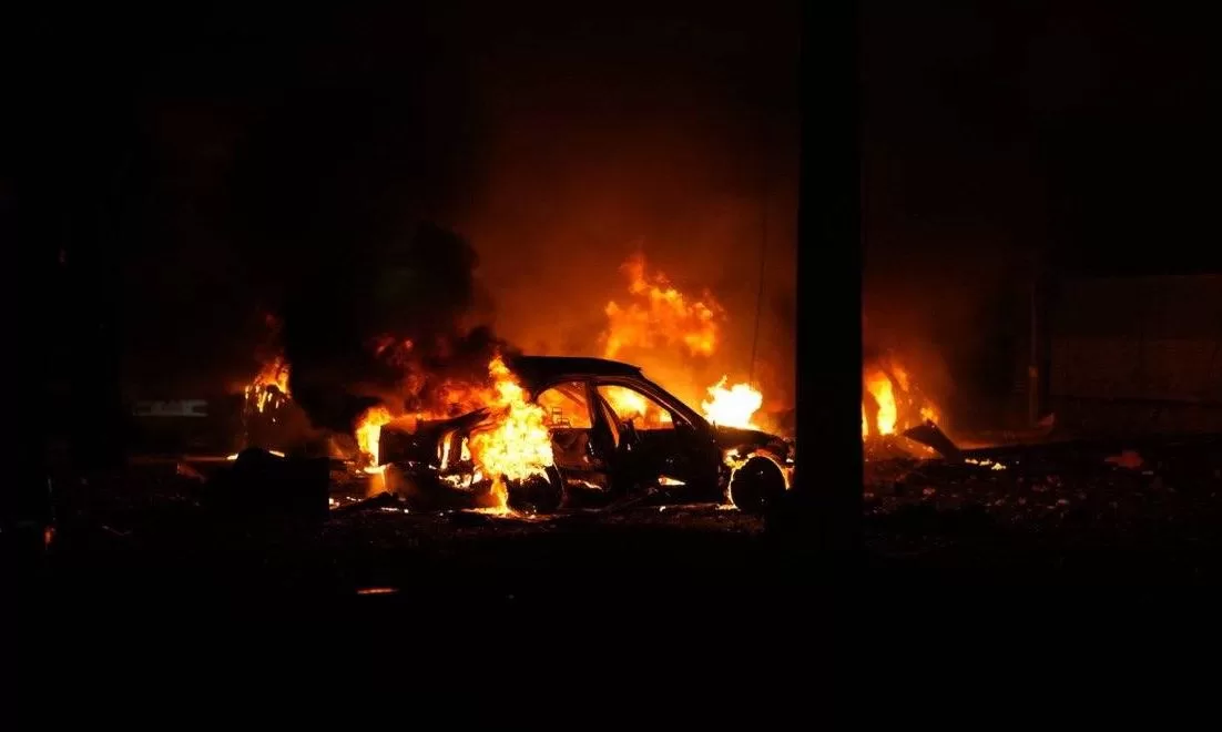 Горящая машина на месте российского удара по Запорожью / Фото: Запорожская ОВА