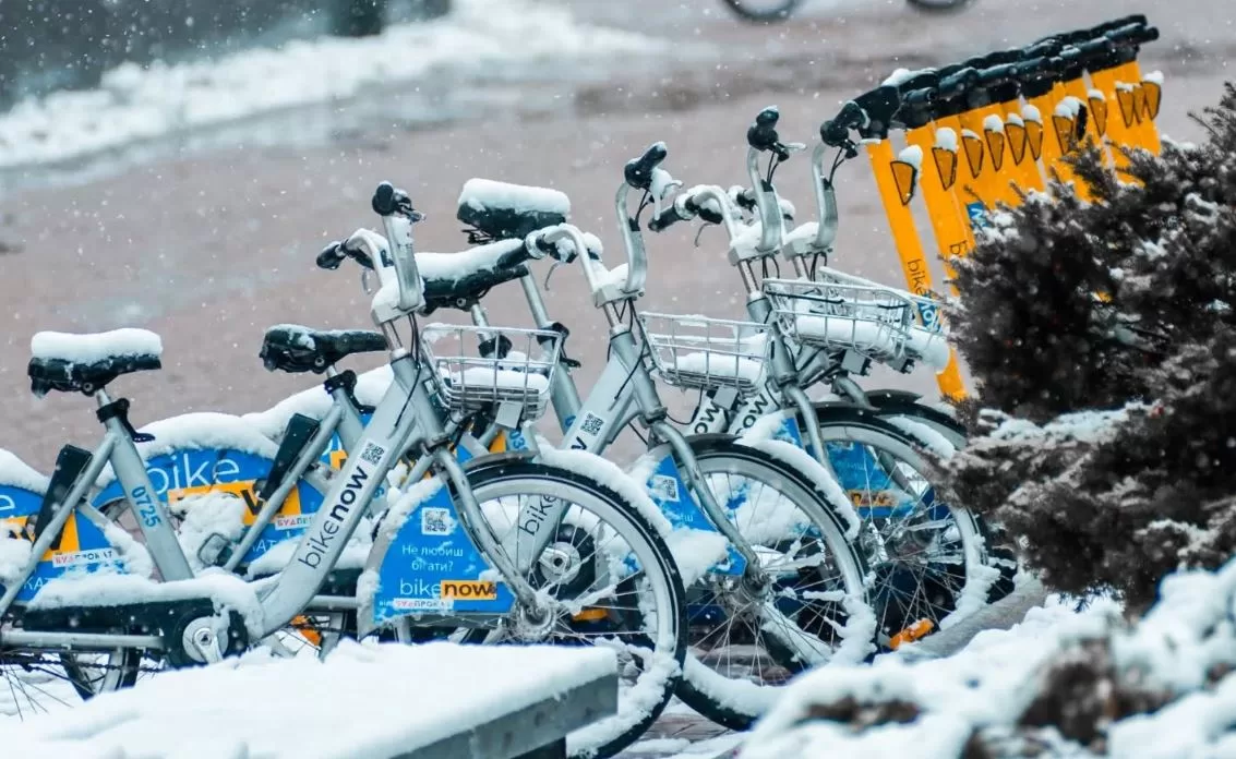 Заснеженные велосипеды на Крещатике / Фото: zaiarnyi_pasha / Instagram