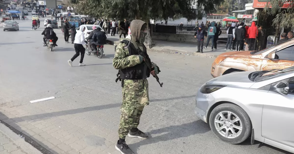 Боєць повстанців в Хамі, Сирія, 6 грудня 2024 року / Фото Reuters