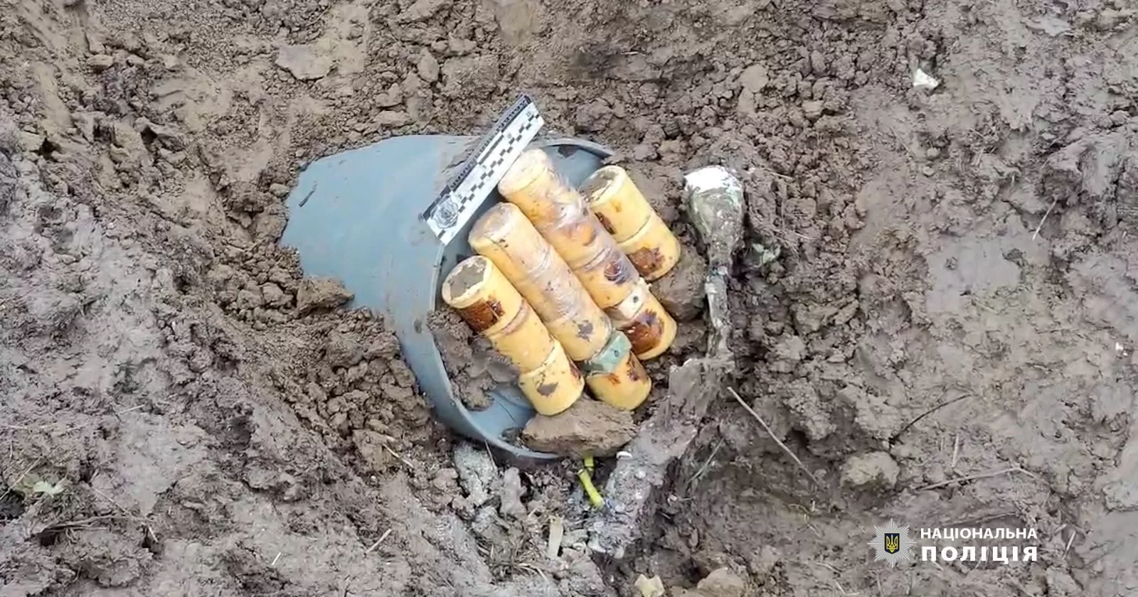 Вибухотехніки поліції Буковини знешкодили нерозірвану бойову частину ворожої ракети / Фото Нацполіція