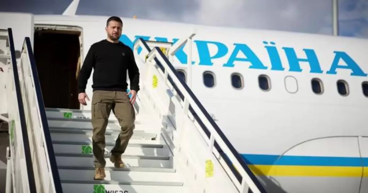 Володимир Зеленський виходить з літака / Фото @ermaka2022