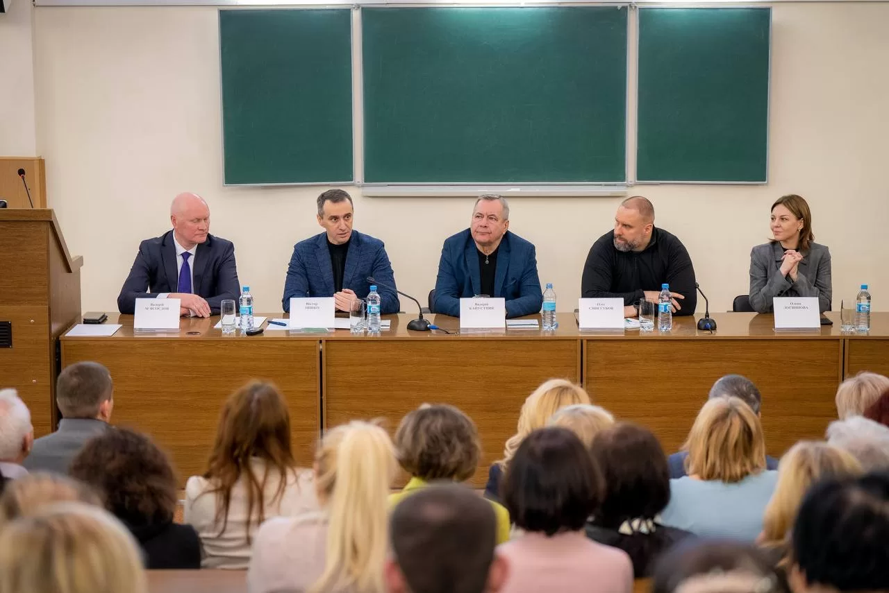 Віктор Ляшку (другий ліворуч) представив нового ректора Харківського національного медичного університету Валерія Мясоєдова (крайній ліворуч) / Фото @synegubov