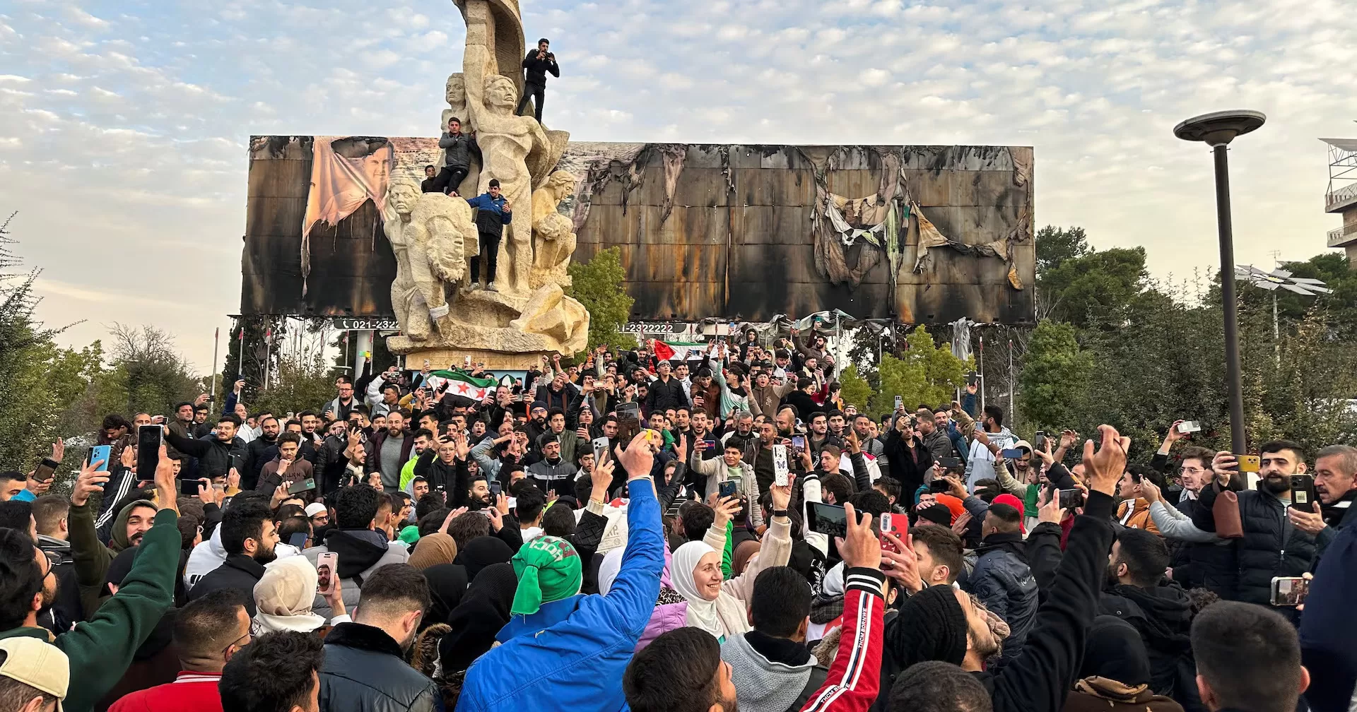 Люди збираються на площі Саадалла аль-Джабірі, святкуючи кінець 24-річного авторитарного правління президента Башара Асада в Алеппо, 8 грудня 2024 року / Фото Reuters