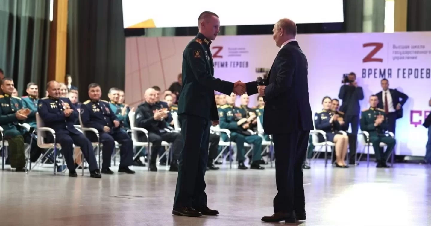 Президент Росії Володимир Путін зустрічається з учасниками російської програми «Час героїв» / Фото ТАСС