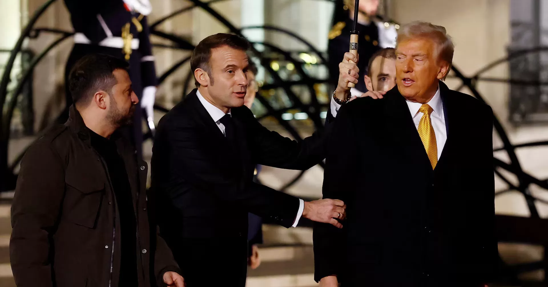 French President Emmanuel Macron accompanies US President-elect Donald Trump and Ukrainian President Volodymyr Zelenskiy after a trilateral meeting at the Elysee Palace in Paris on 7 December 2024 / Reuters photo