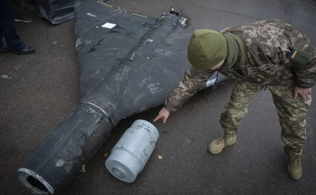 Украинский военный осматривает сбитый российский беспилотник "Шахед" с термобарическим зарядом / Фото: AP