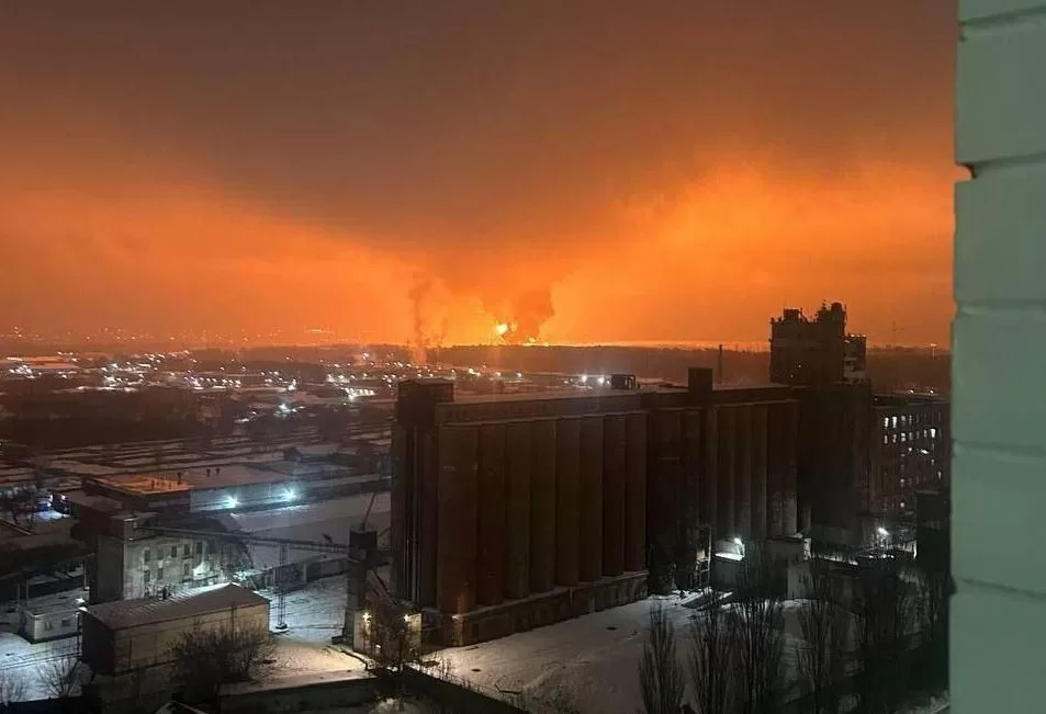 Fire at a refinery in Bryansk, Russia / Photo from social networks
