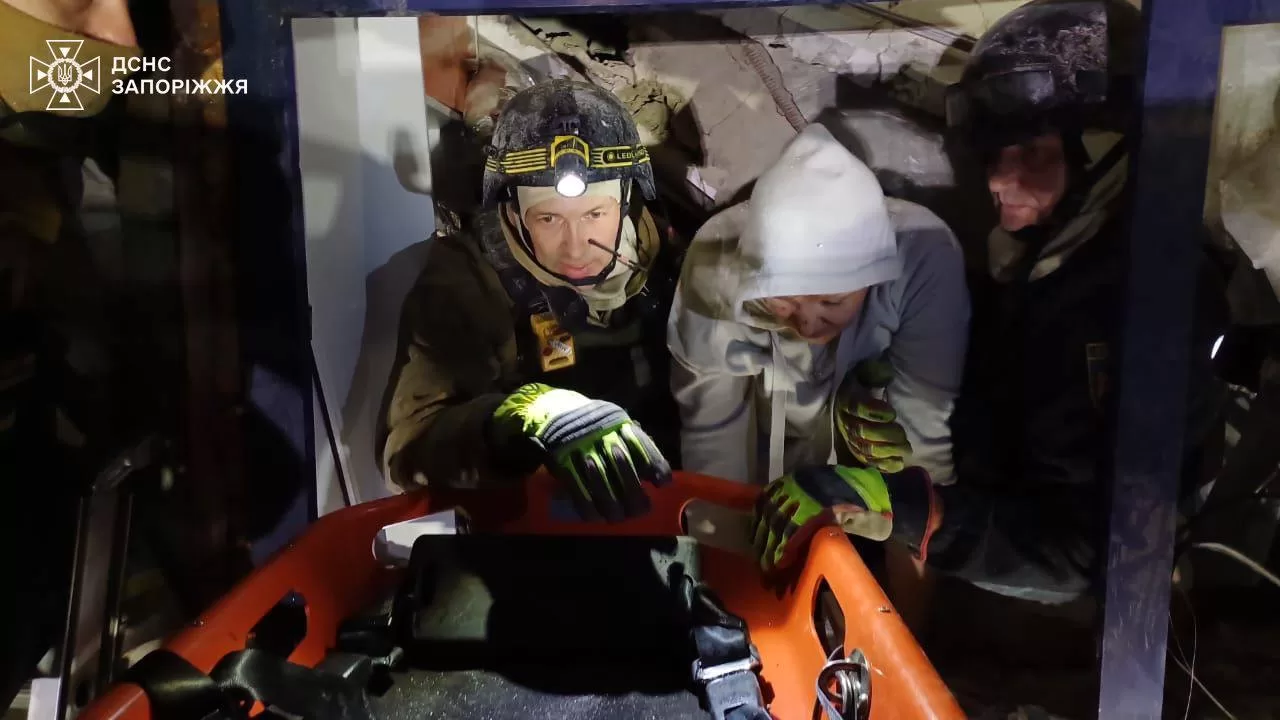 Rescuers help injured people after Russian strike on Zaporizhzhia / Photo: STATE EMERGENCY SERVICE