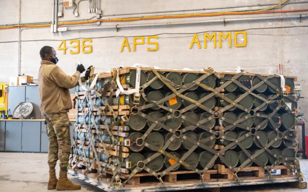 Завантаження амуніції на базі ПС США в Дуврі / Фото: U.S. Air Force