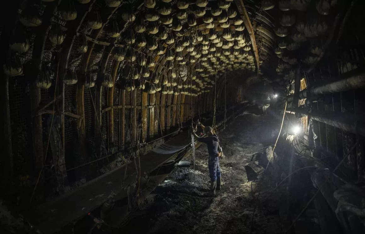 Шахтар під землею на вугільній шахті у Донецькій оласті / Фото: Bloomberg