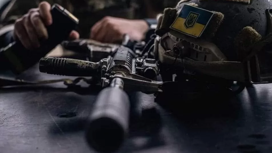 Винтовка и шлем украинского военного / Фото: Генштаб ВСУ