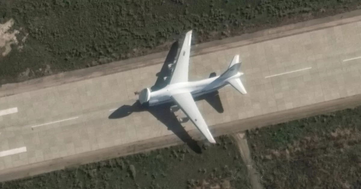 На супутниковому знімку важкий транспортний літак Ан-124 з піднятим носовим конусом на російській авіабазі Хмеймім, недалеко від Латакії, Сирія, 13 грудня 2024 року / Фото Maxar Technologies