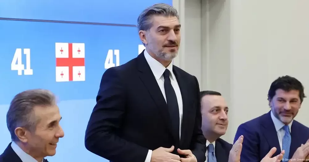 Міхеїл Кавелашвілі (стоїть) був єдиним кандидатом на суботніх виборах / Фото «Грузинська мрія»