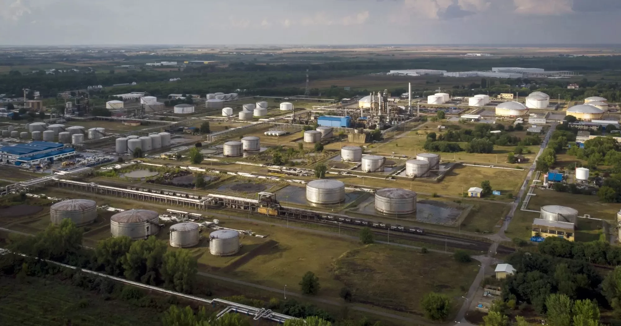 Сховища газопереробного заводу компанії Naftna Industrija Srbije у м. Новий Сад, Сербія / Фото Bloomberg