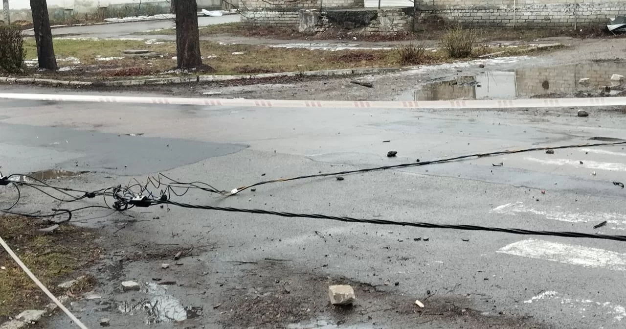 Фахівці Первомайського району електричних мереж АТ "Харківобленерго" відновили електропостачання після обстрілу Златополя 10 грудня / Фото “Харківобленерго”