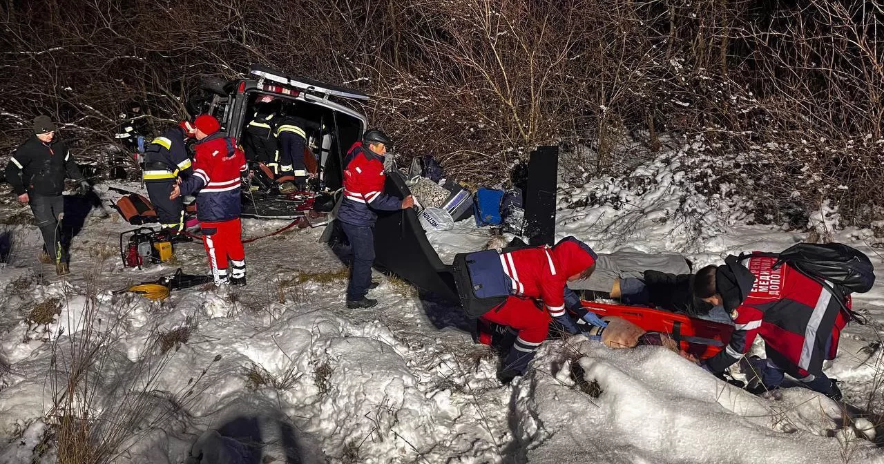 Спасатели и медики работают на месте аварии / Фото патрульная полиция Львовской области