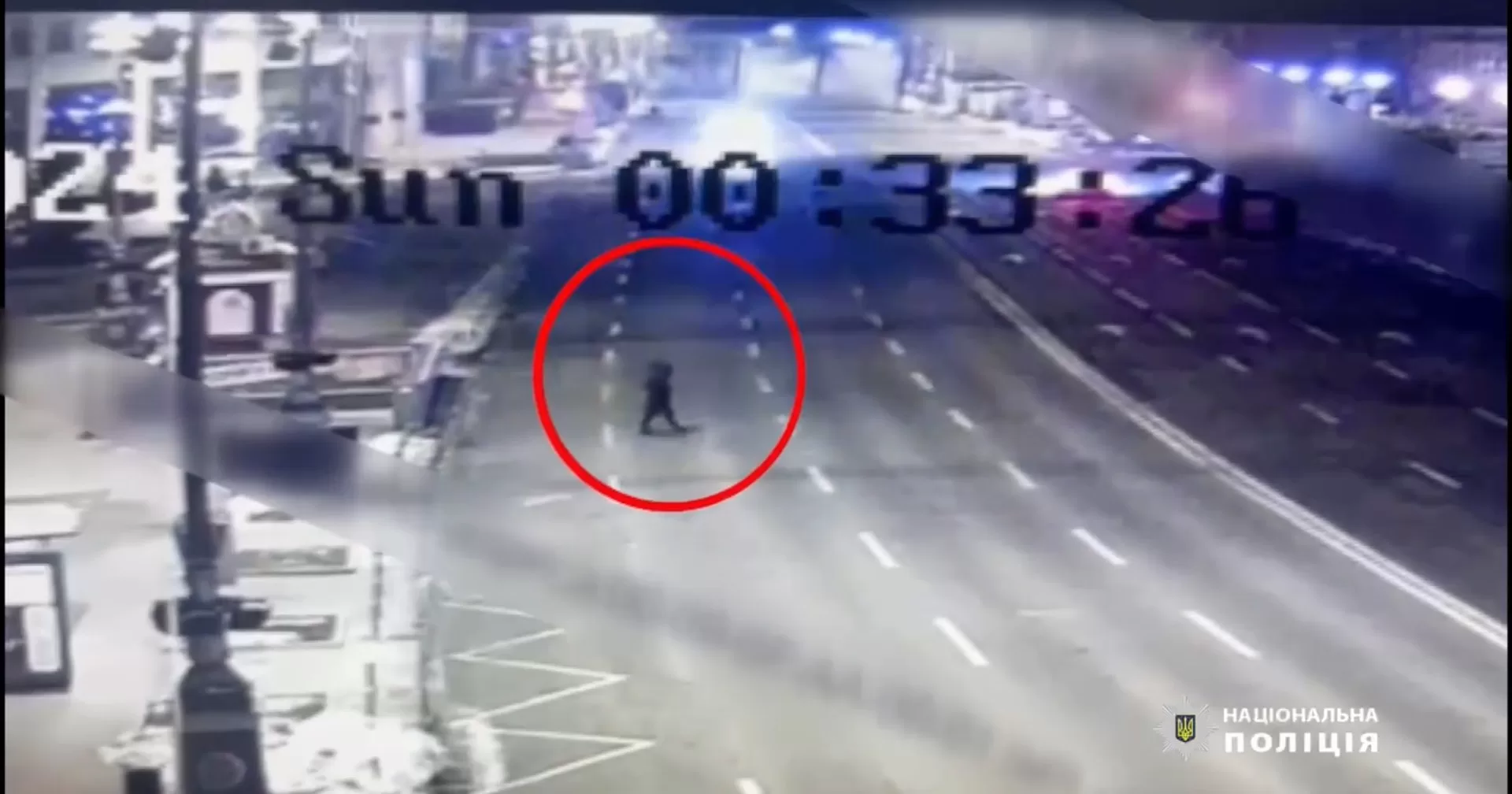 Поліцейські затримали чоловіка, який вночі пошкодив прапори та фотографії полеглих воїнів на Майдані Незалежності / Скріншот відео