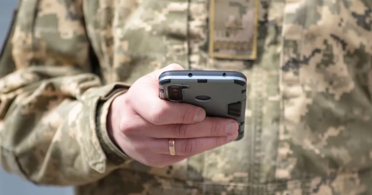 Военнослужащий со смартфоном / Фото АрмияInform