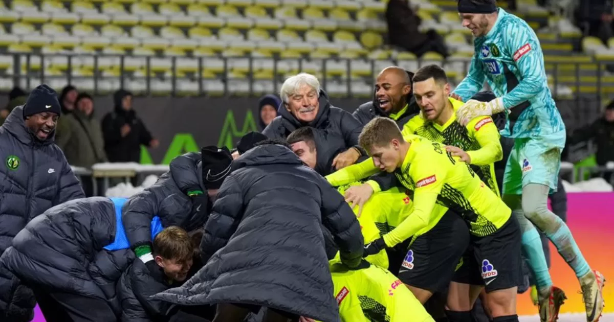 Футболисты и тренерский штаб «Полесья» радуются победе над «Шахтером» / Фото ФК «Полесье» Житомир @fcpolissya