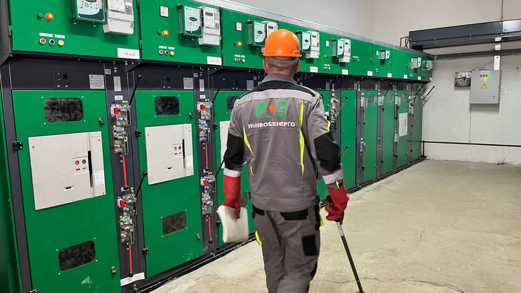 "Lvivoblenergo" worker at a substation / Photo by Suspilne