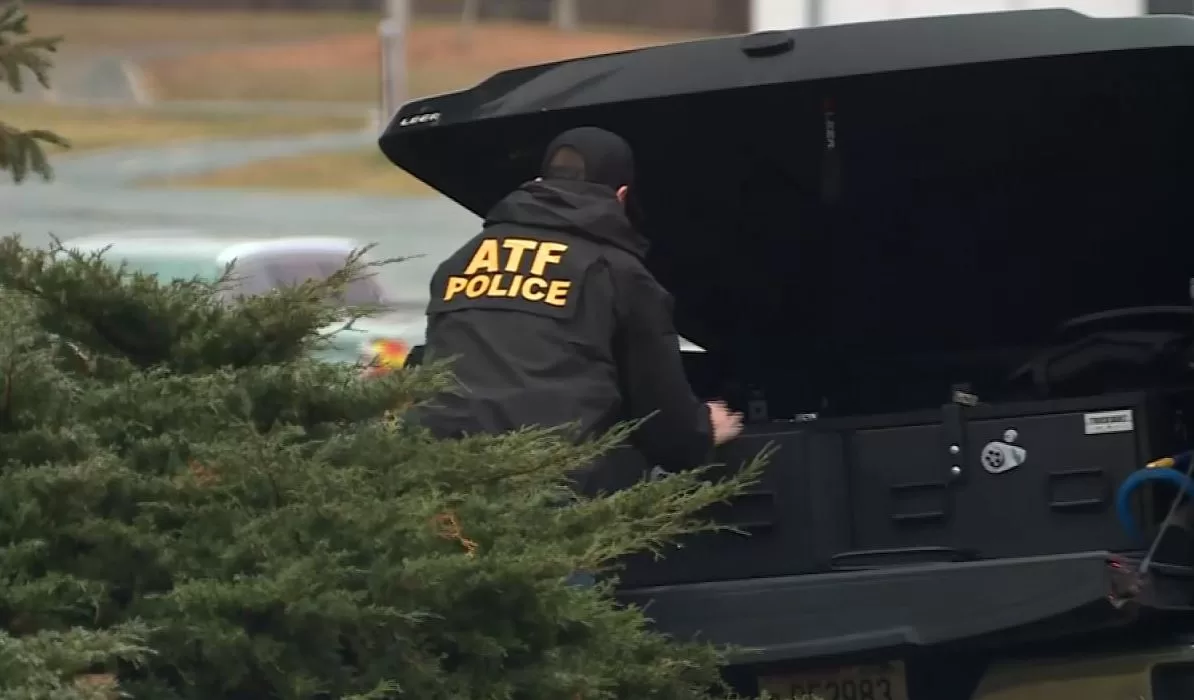 Полиция работает на месте стрельбы в христианской школе Abundant Life / WMTV