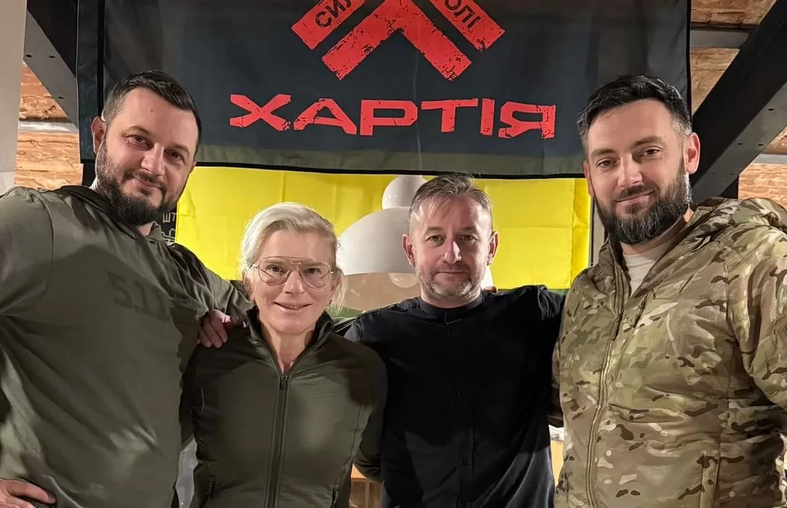 Юлия Паевская с побратимами и комбригом бригады "Хартия" Игорем Оболенским / Фото: facebook.com/julia.paevska