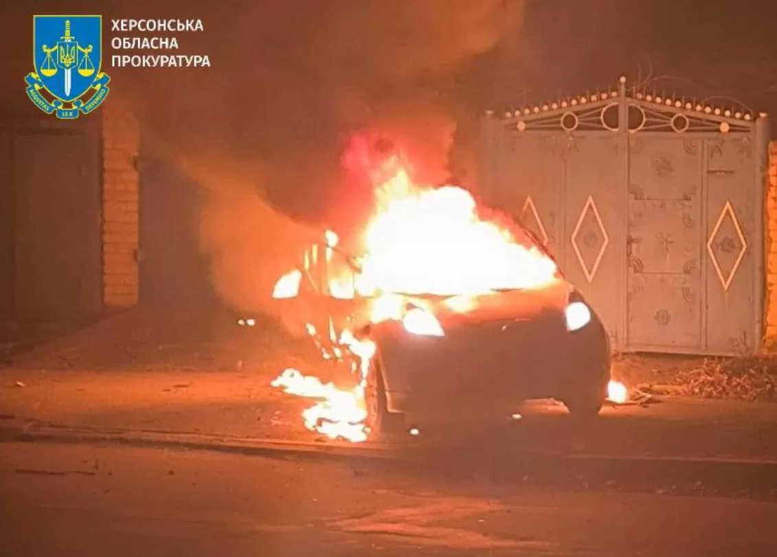 Уничтоженный российским ударом гражданский автомобиль в Херсоне / Фото: Херсонская областная прокуратура
