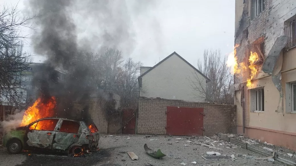 Горять машина та квартира після російського обстрілу / Фото: Поліція Херсонської області