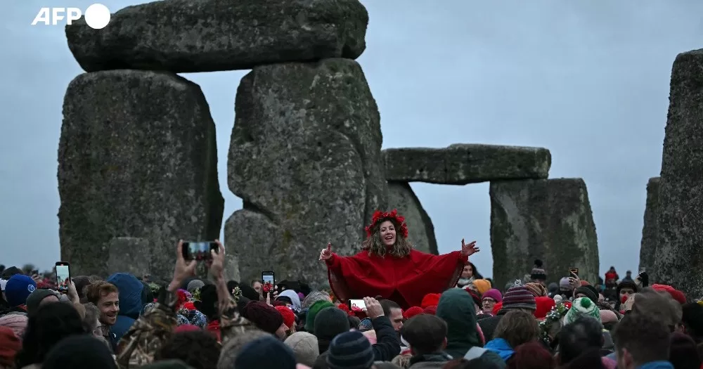 У суботу тисячі людей зібралися до Стоунхенджа, щоб зустріти світанок біля стародавнього британського пам’ятника в найкоротший день року в північній півкулі / Фото AFP