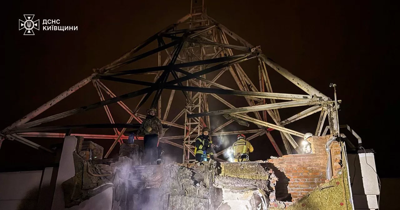 У Броварах внаслідок атаки БПЛА пошкоджено дах багатоповерхівки / Фото ДСНС