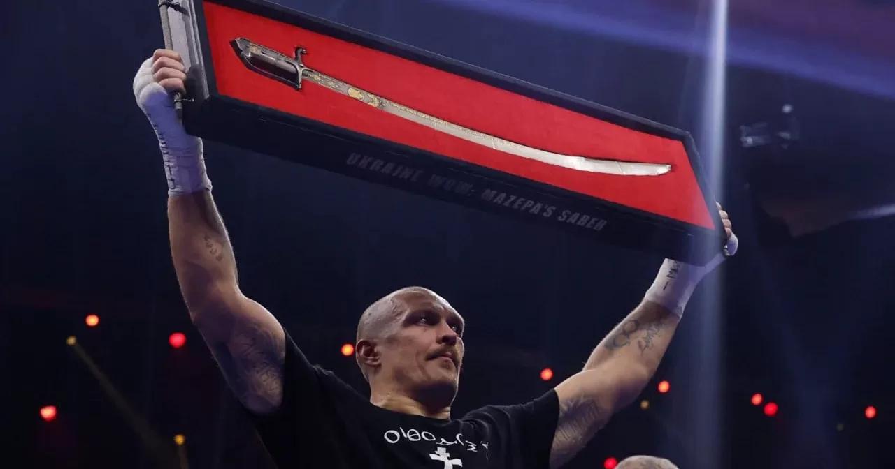 Украинский боксер привез на бой в Саудовскую Аравию настоящую саблю Ивана Мазепы 17-го века / Скриншот трансляции