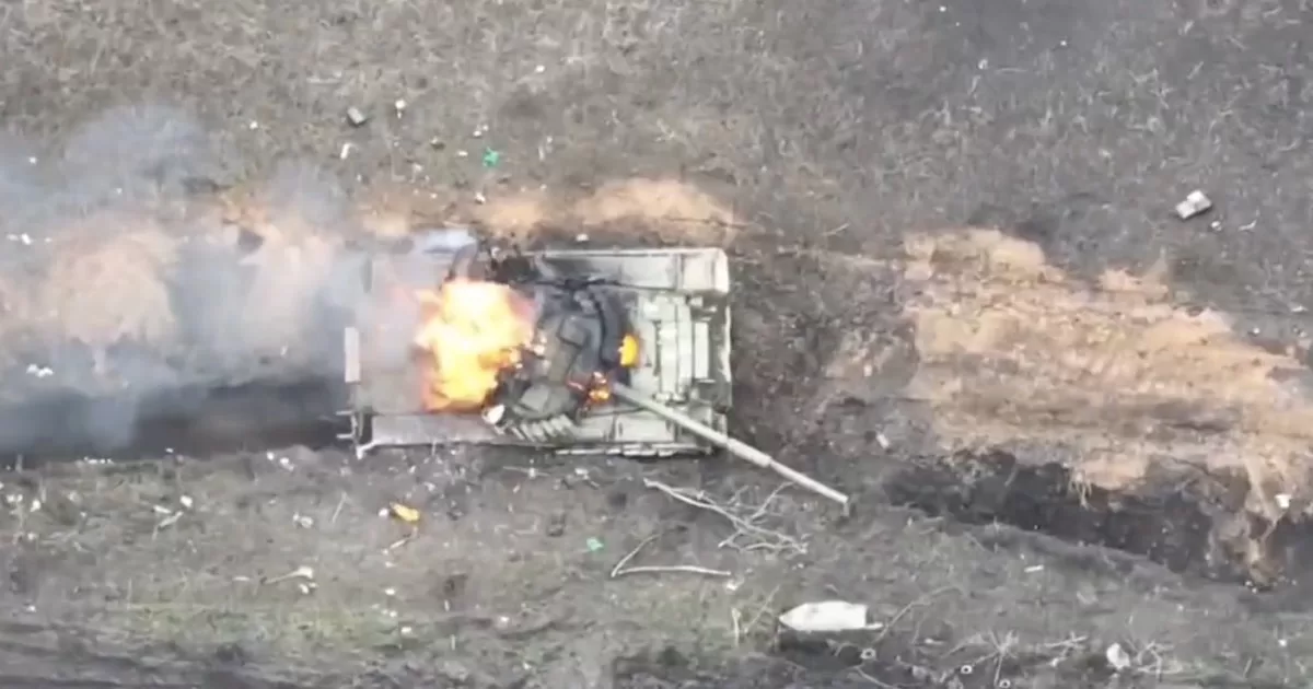 Російський танк Т-80БВ, знищений гранатою Ф-1, скинутою українським БПЛА / Скриншот відео @airborne1126