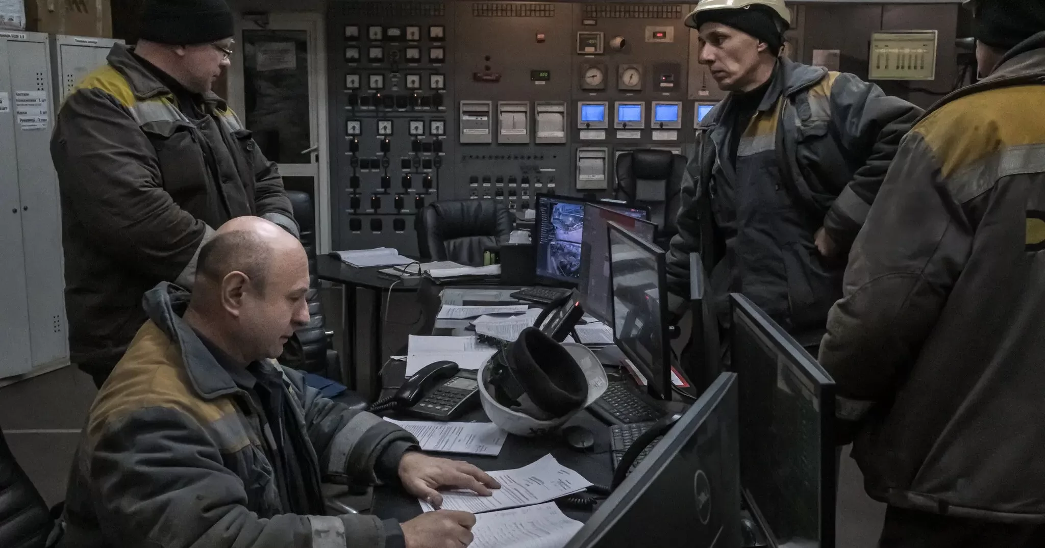 Диспетчерська теплової електростанції, яка неодноразово ставала мішенню російських ударів / Фото The New York Times