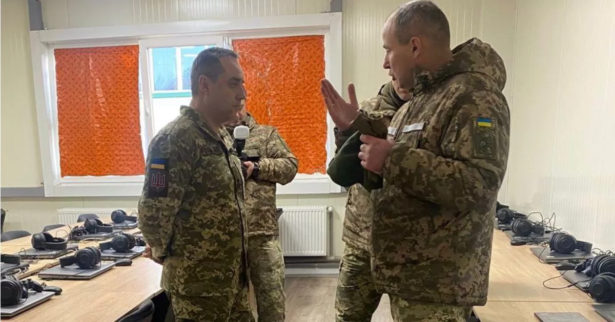 Serhiy Melnyk (left) at the Hetman Petro Sahaidachnyi National Ground Forces Academy / Photo by the Ministry of Defence
