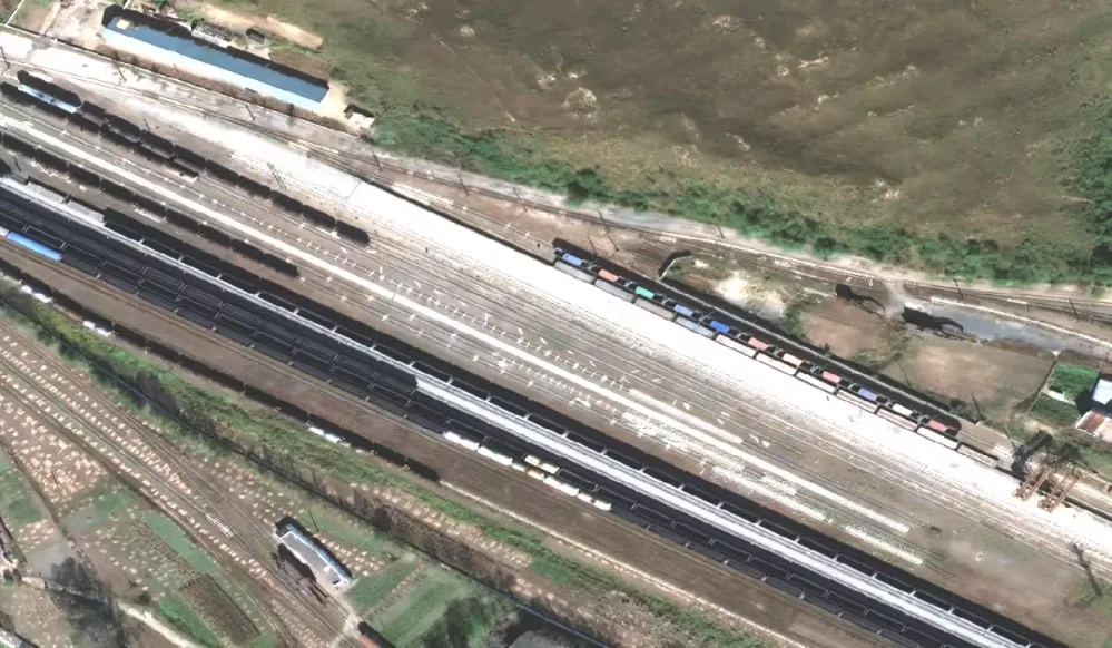 Спутниковые снимки показывают, что Северная Корея увеличивает поставки оружия в Россию / The Wall Street Journal